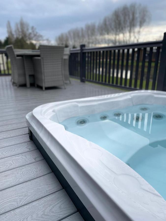 Black Moorhen Lodge With Hot Tub ยอร์ค ภายนอก รูปภาพ