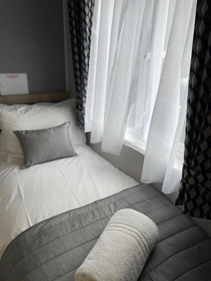Black Moorhen Lodge With Hot Tub ยอร์ค ภายนอก รูปภาพ